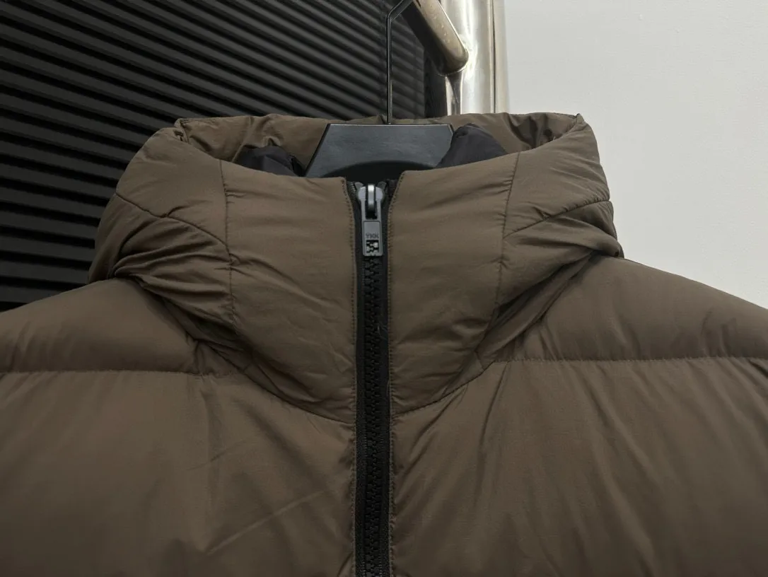 P850 𝘾𝘼𝙉𝘼𝘿𝘼 𝙂𝙊𝙊𝙎𝙀 Canada Goose Ouyang Nana second generation same style hooded couple down jacket! Goose down jacket has always been a popular element of fashion, loved by experts from all walks of life! Fashionable hooded cut, high-end customer-supplied fine goose down. High resilience, smooth zipper, strong and firm. Pockets on both sides can store small items, free your hands, and worry-free when going out. 90% white goose down filling. Black light puff style. Size: XS S M L XL XXL Color: coffee
